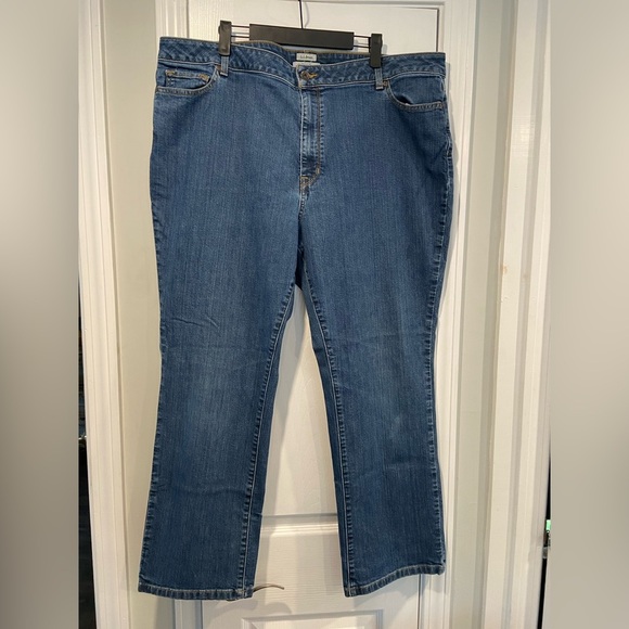 L.L. Bean Size 22W Stretch Cotton Classic Fit Medium Wash Zip Up Denim Jeans - Picture 1 of 12